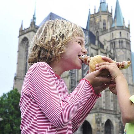 264_Domplatz_Bratwurst_Kinder